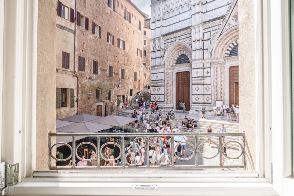 hotels with balcony in Siena Gaia Fountain