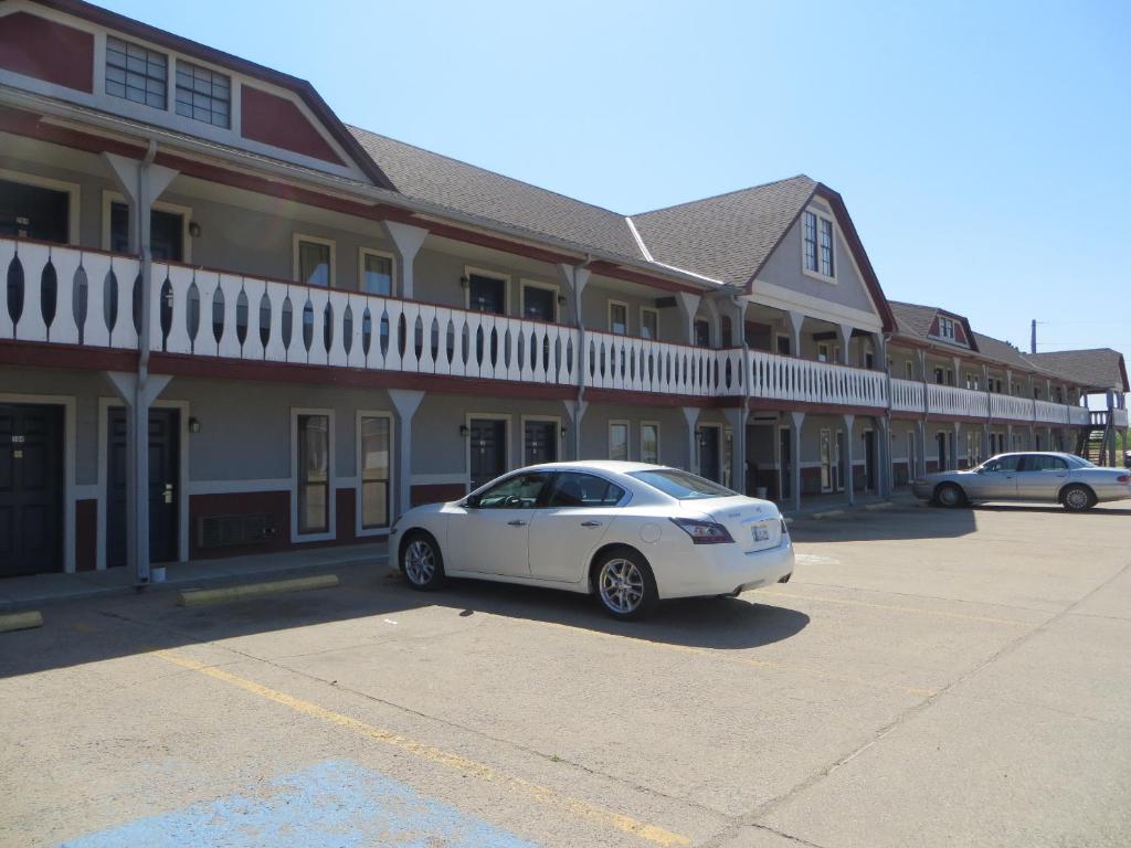 hotels with balcony in Kansas