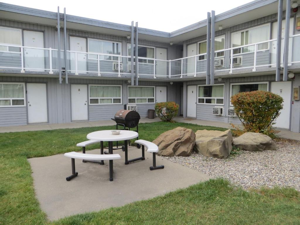 hotels with balcony in Calgary Princes Island Park