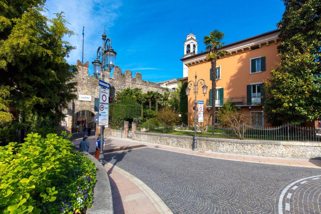 hotels with balcony in Lazise