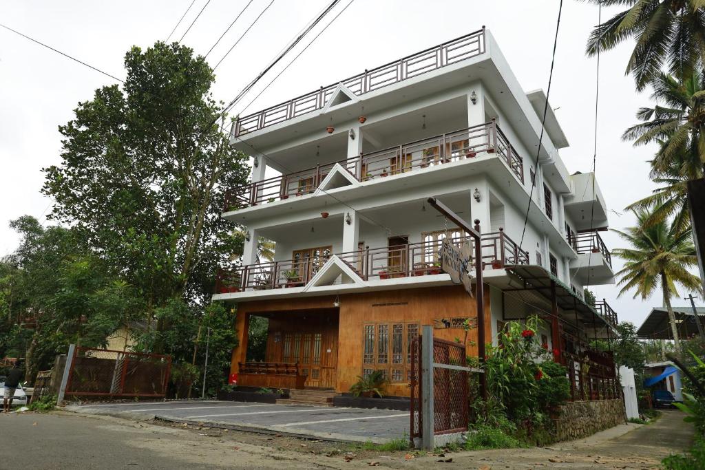 hotels with balcony in Thekkadi