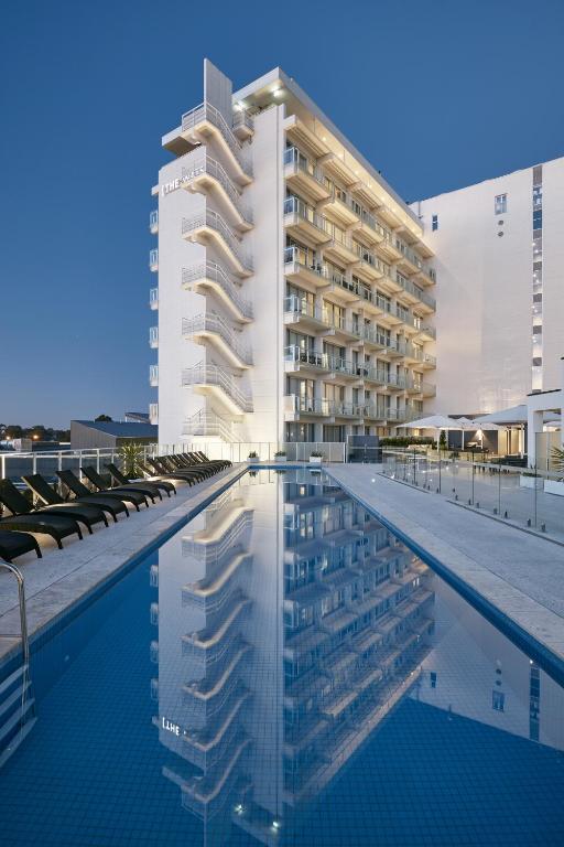 hotels with balcony in Adelaide