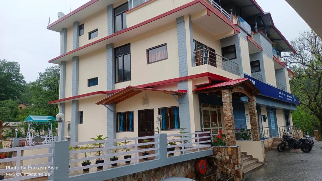 hotels with balcony in Almora