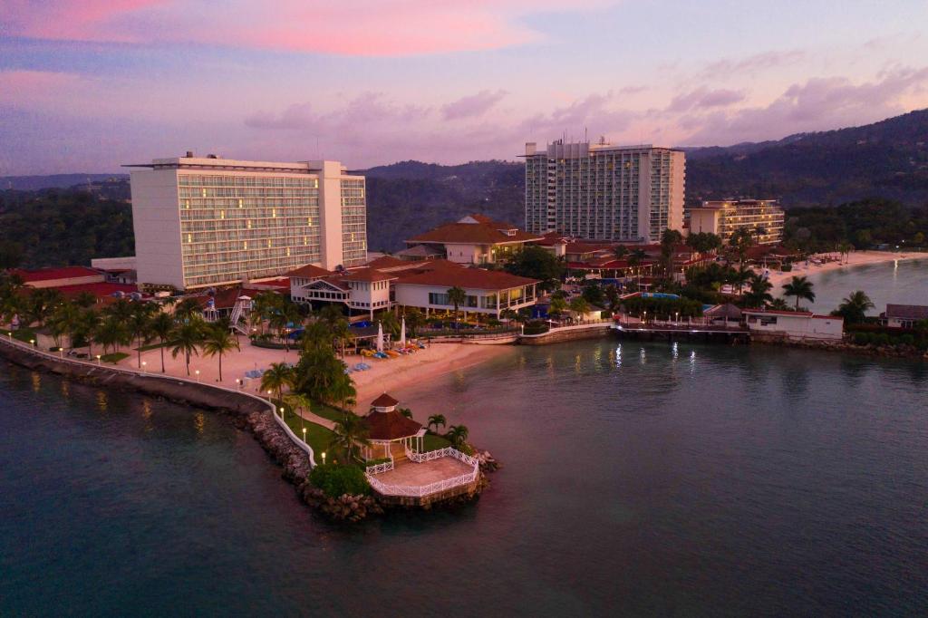 hotels with balcony in Ocho Rios