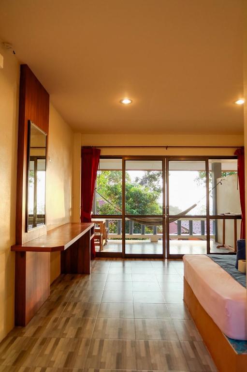 hotels with balcony in Haad Yao