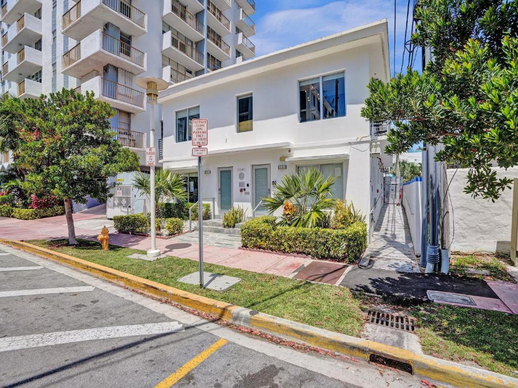 hotels with balcony in Miami Beach