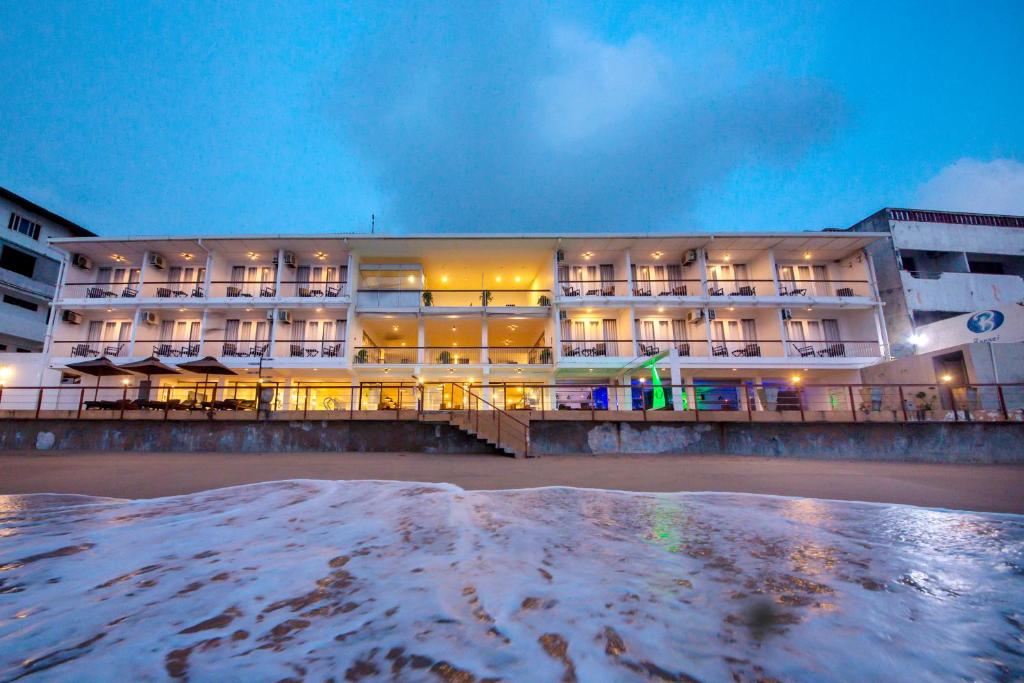 hotels with balcony in Hikkaduwa