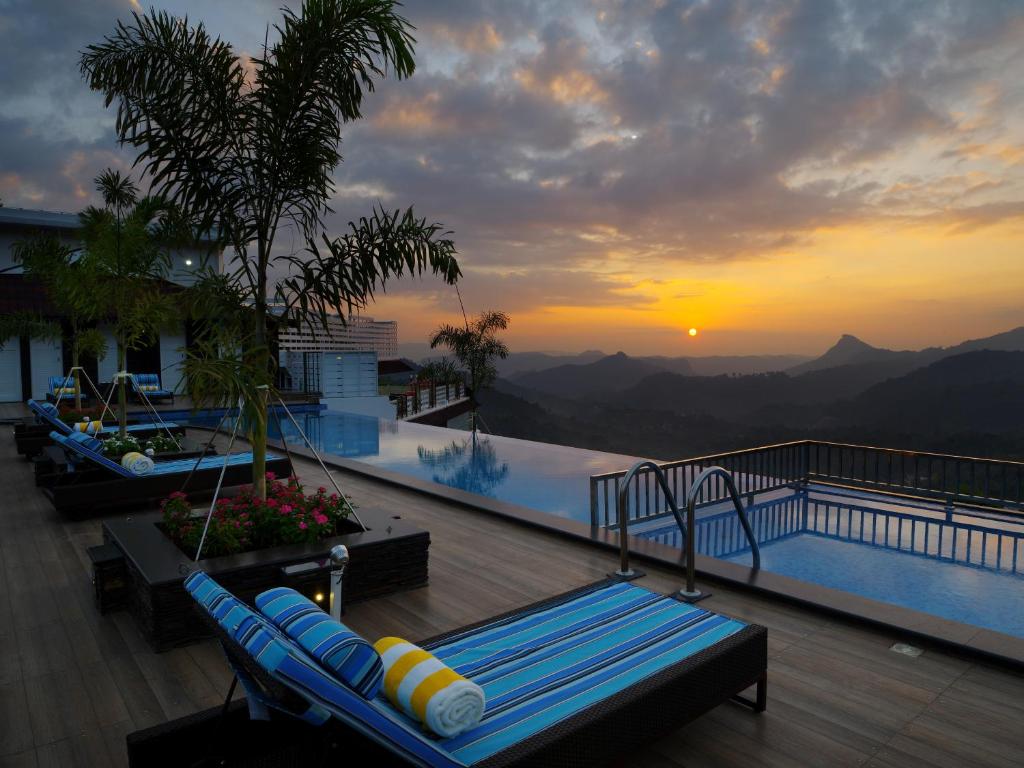 hotels with balcony in Munnar