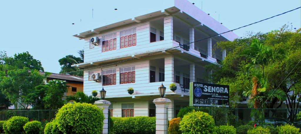 hotels with balcony in Kataragama