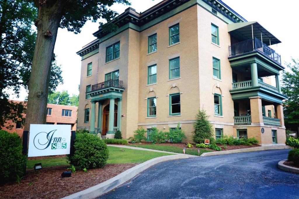 hotels with balcony in Illinois