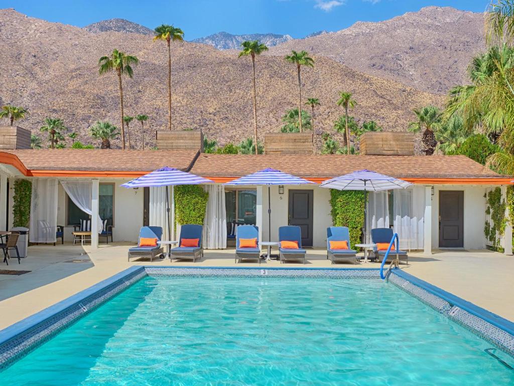 hotels with balcony in Palm Springs Indian Canyons