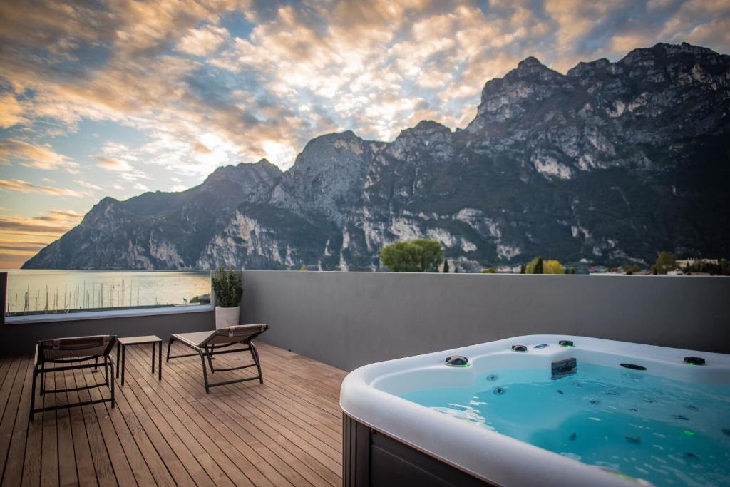 hotels with balcony in Riva Del Garda