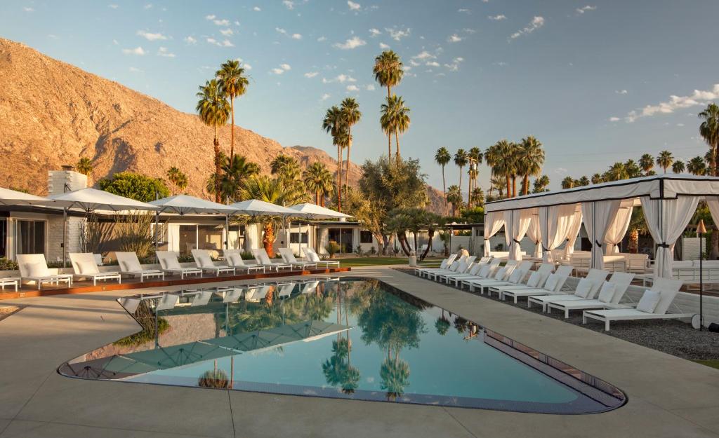 hotels with balcony in Palm Springs Indian Canyons