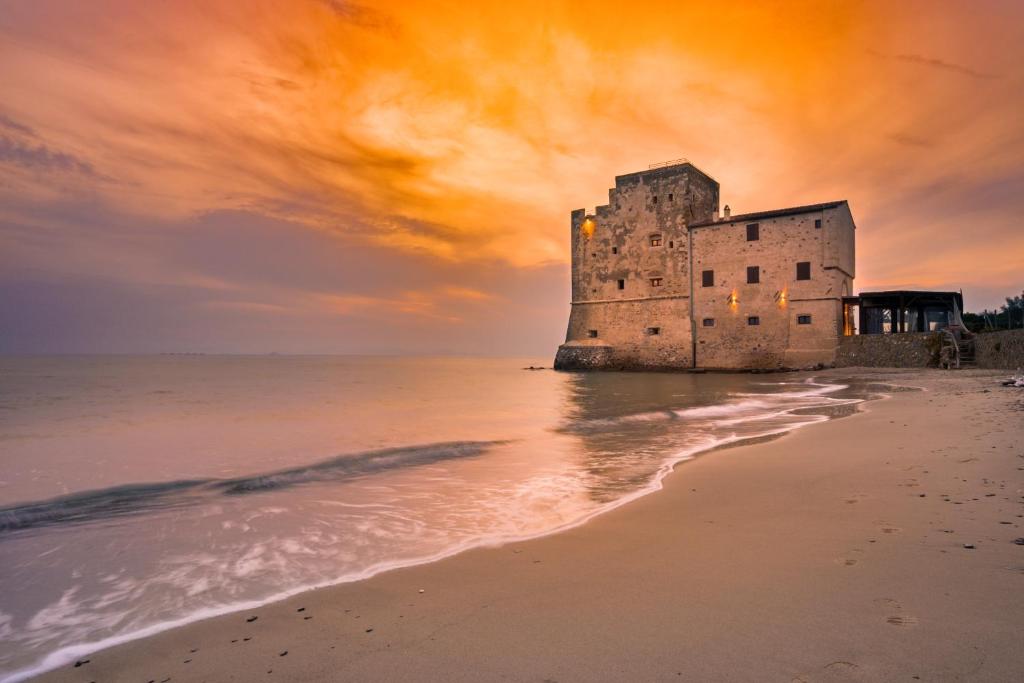 hotels with balcony in Follonica