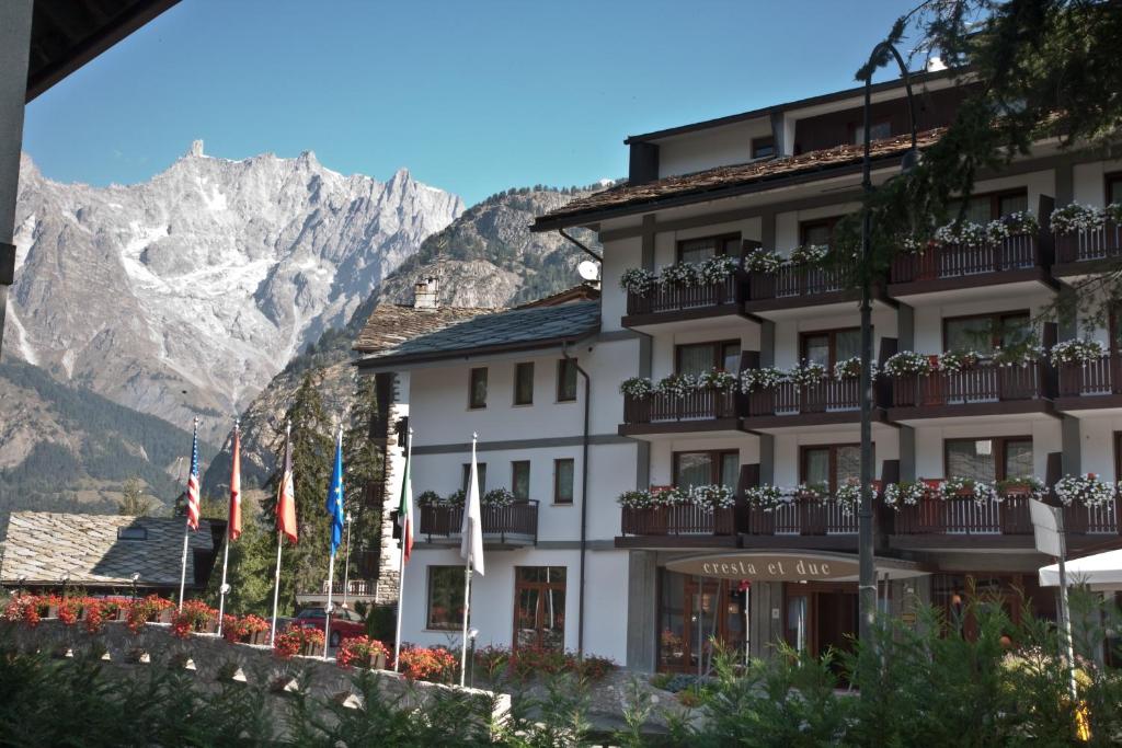 hotels with balcony in Courmayeur