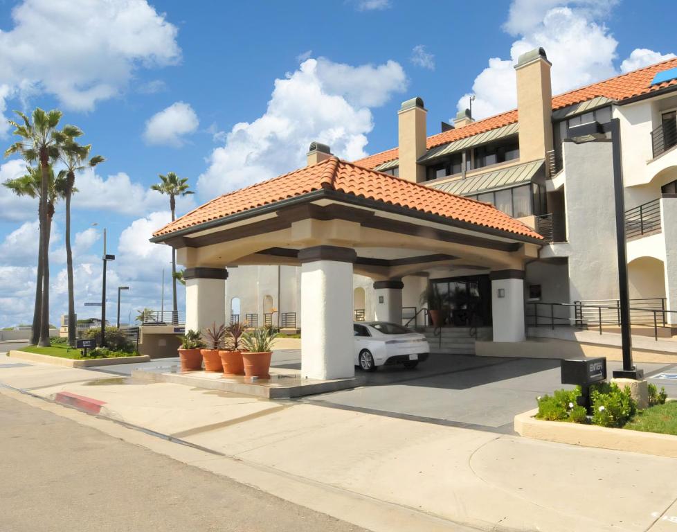 hotels with balcony in Huntington Beach