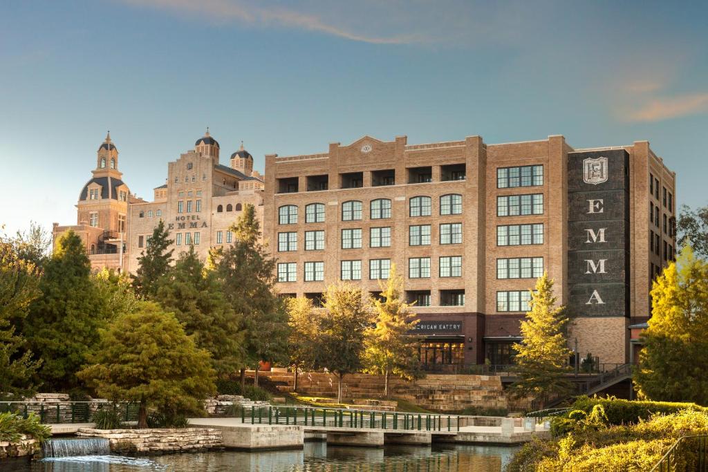 hotels with balcony in San Antonio