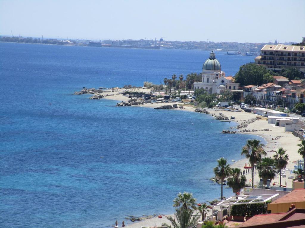 hotels with balcony in Messina