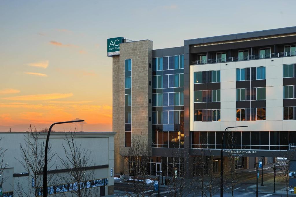 hotels with balcony in Cincinnati