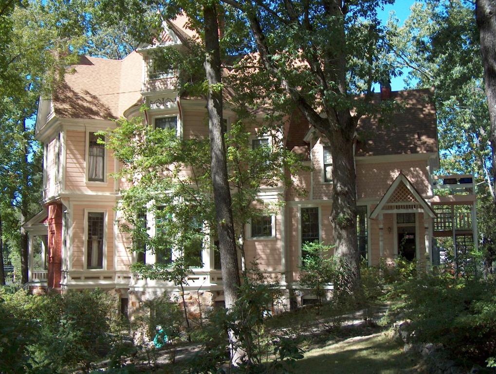 hotels with balcony in Arkansas