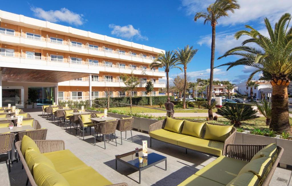 hotels with balcony in Playa De Muro