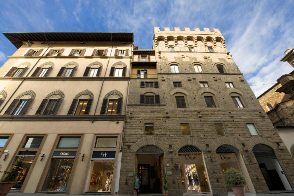 hotels with balcony in Florence Piazza Della Signoria