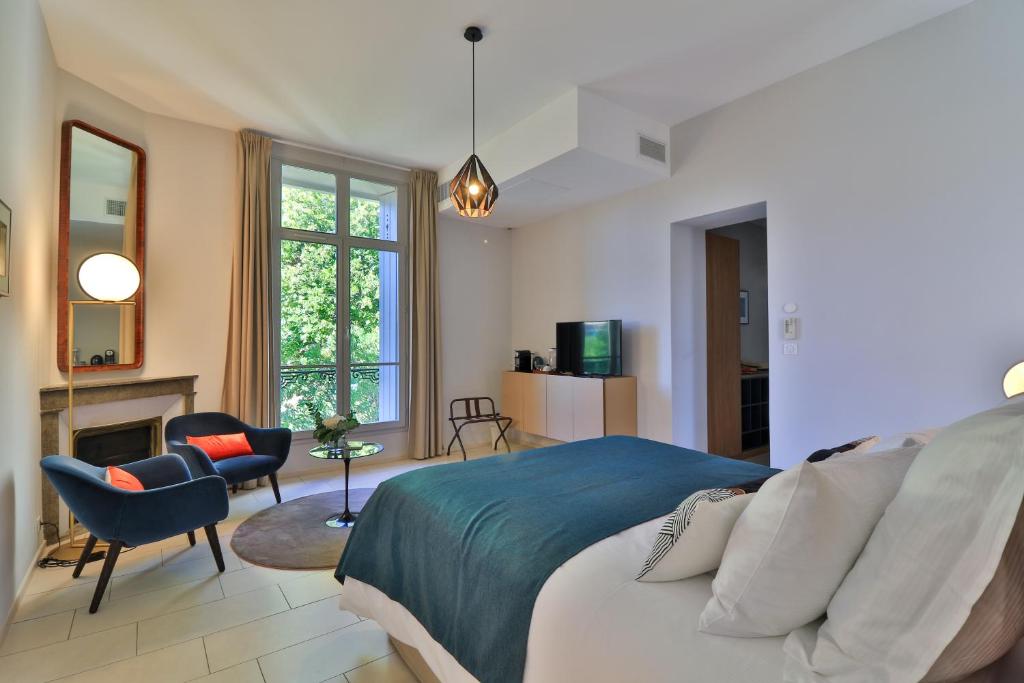 hotels with balcony in Nimes