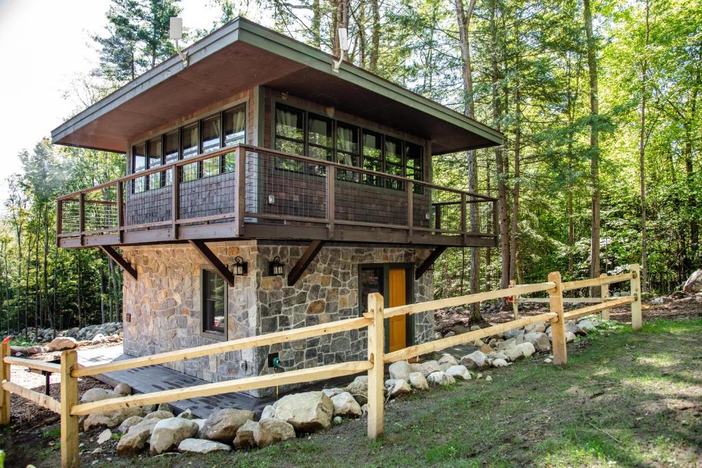 hotels with balcony in Lake George