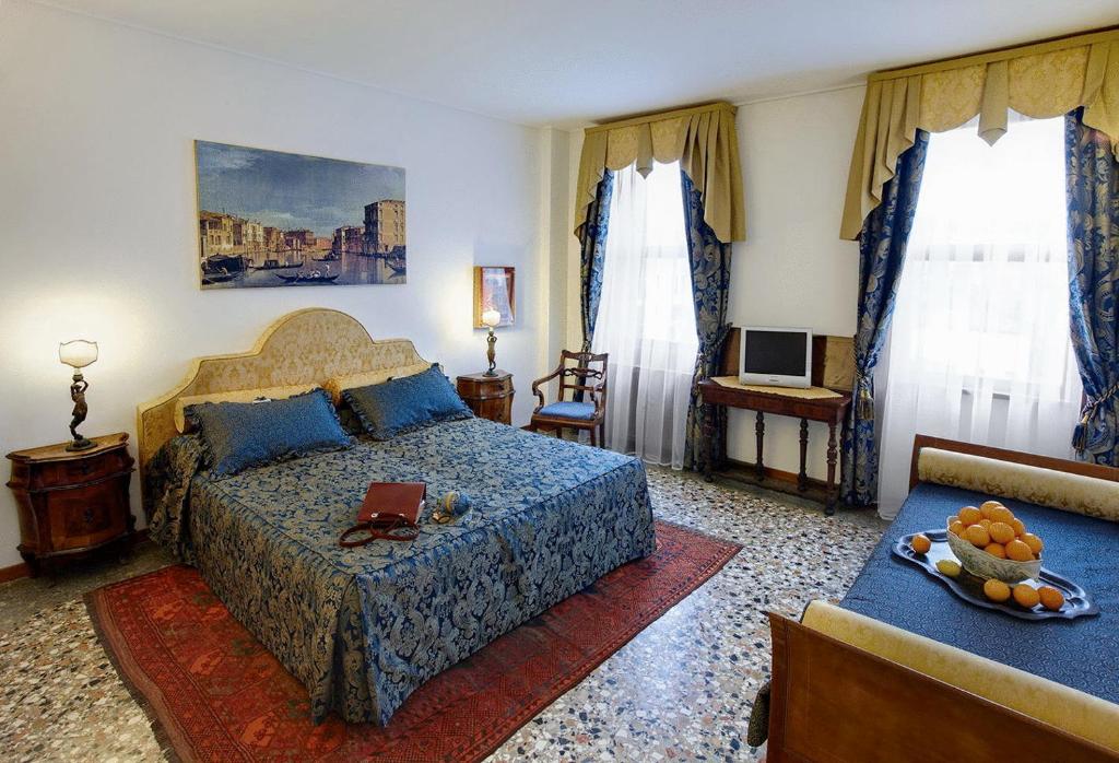 hotels with balcony in Venice San Polo