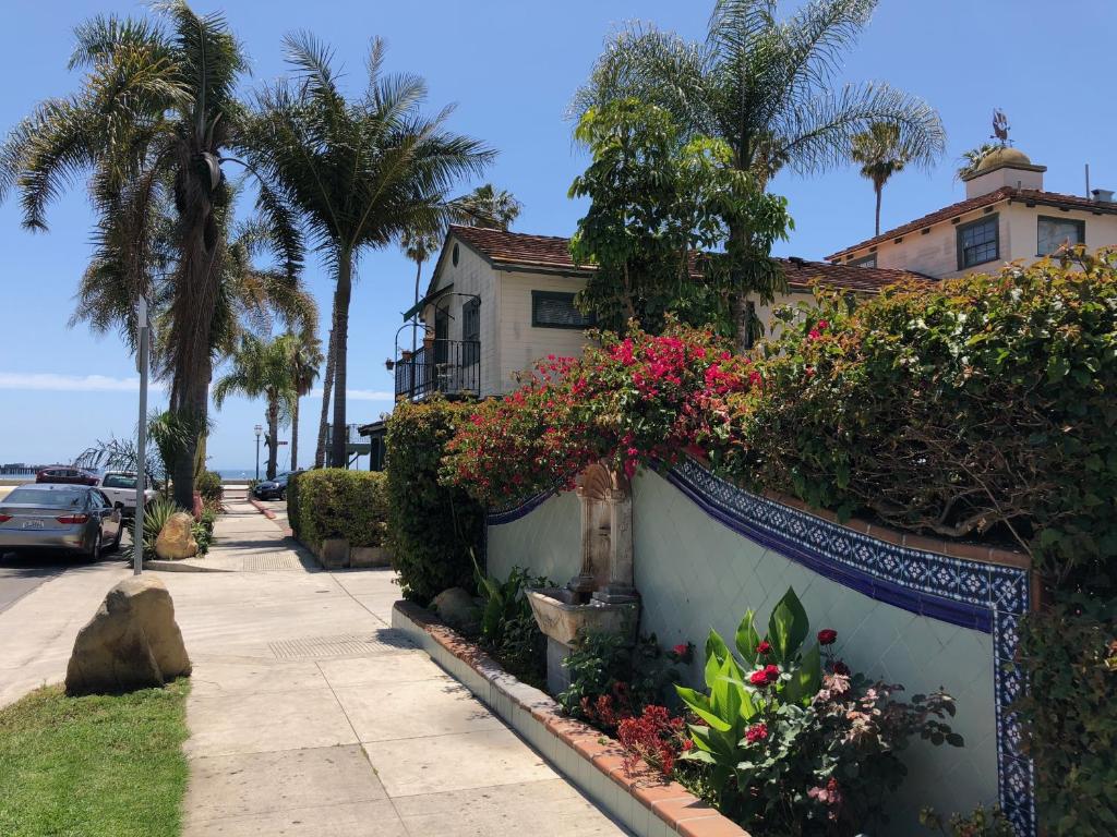 hotels with balcony in Santa Barbara United States East Beach