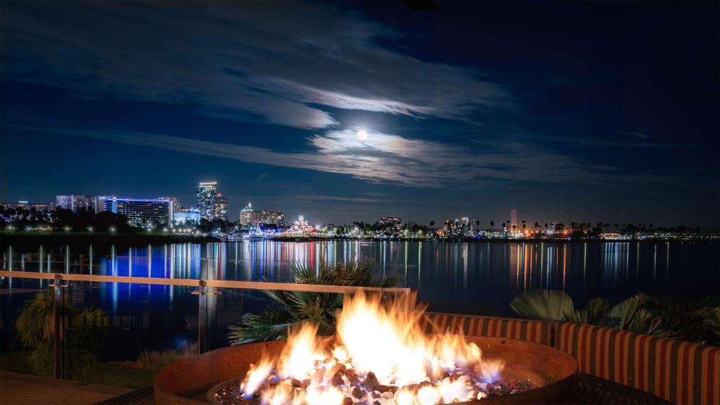 hotels with balcony in Long Beach