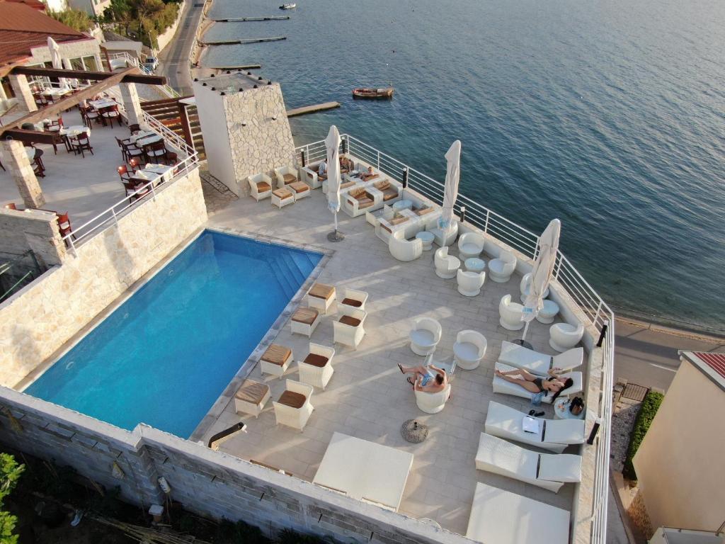 hotels with balcony in Pag