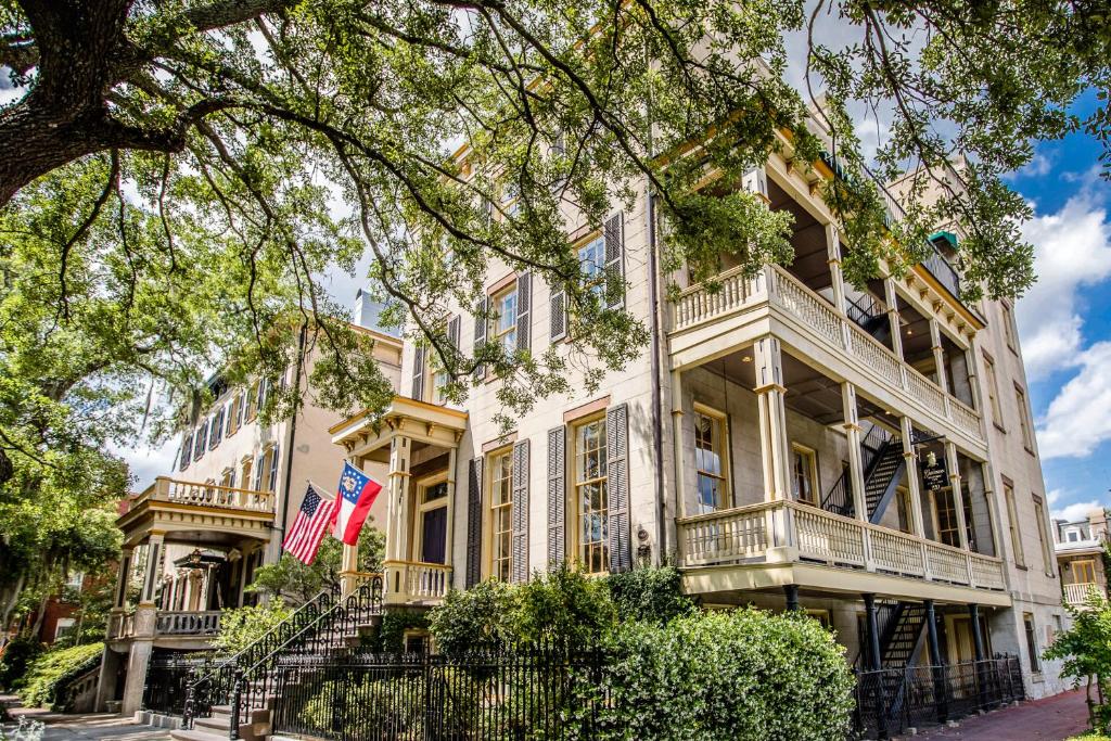 hotels with balcony in Savannah