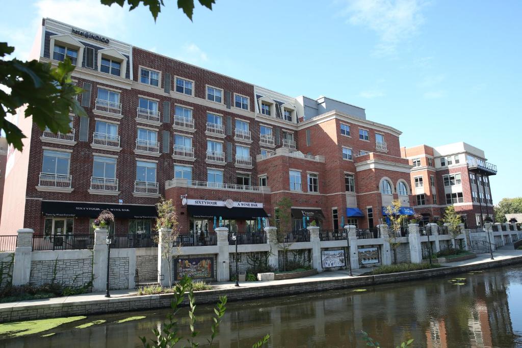 hotels with balcony in Illinois