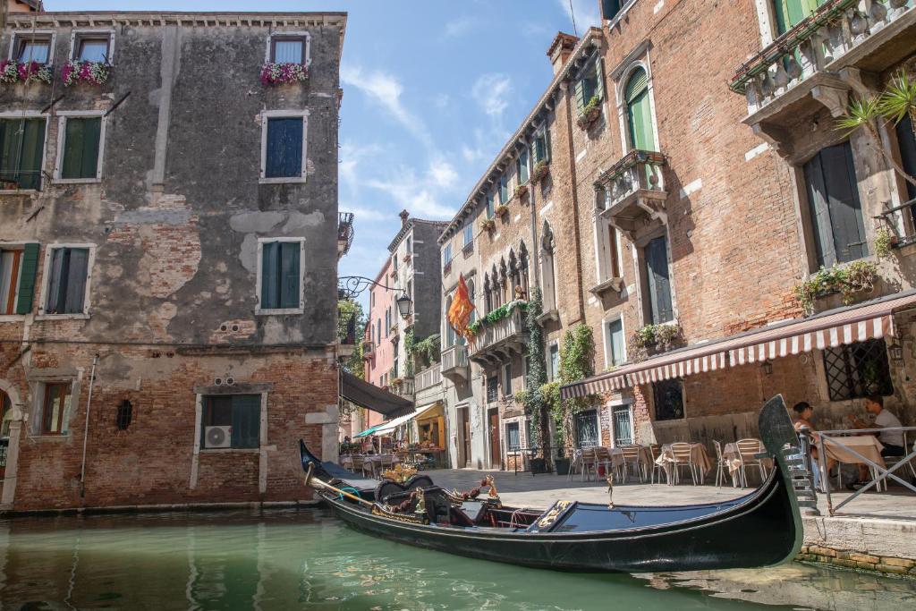 hotels with balcony in Venice San Polo