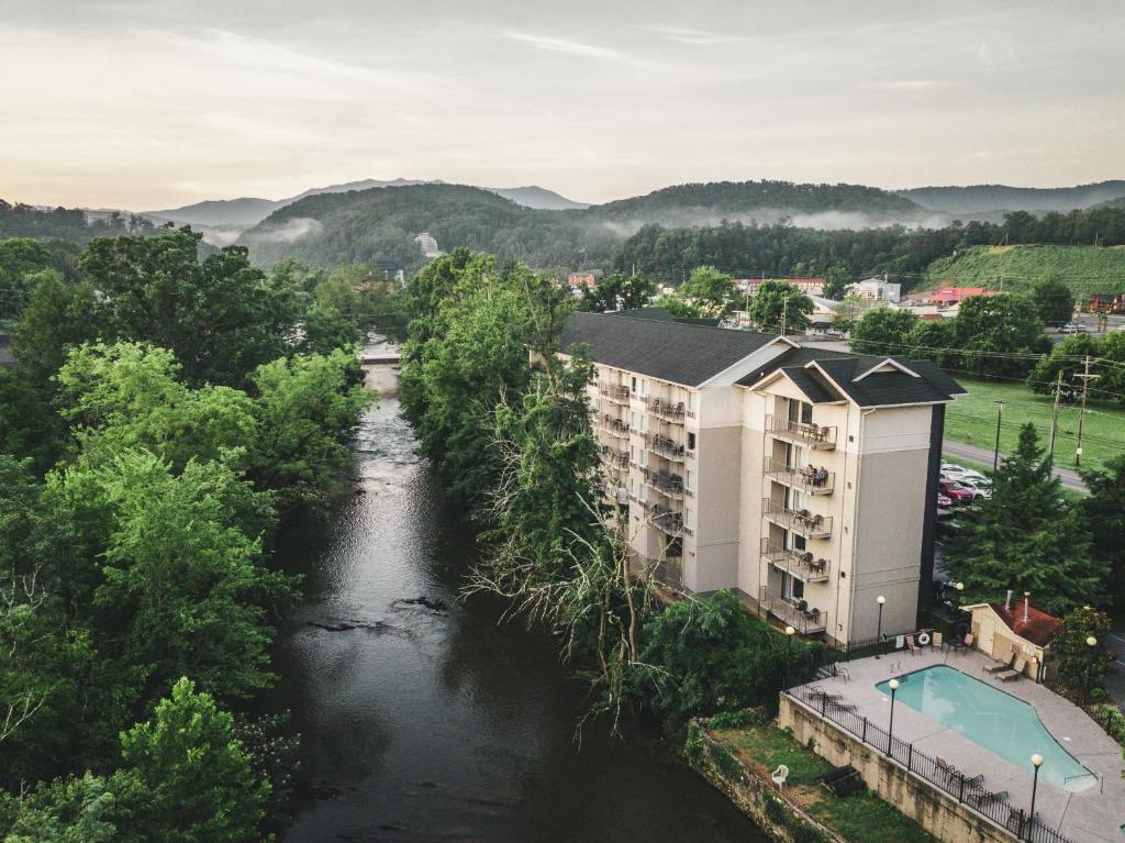 hotels with balcony in Pigeon Forge