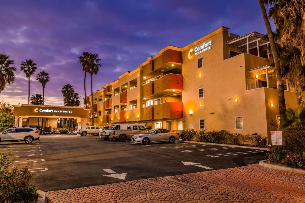 hotels with balcony in Huntington Beach