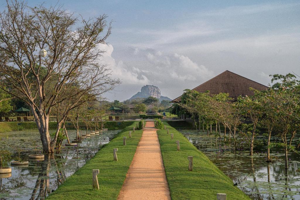 hotels with balcony in Sigiriya