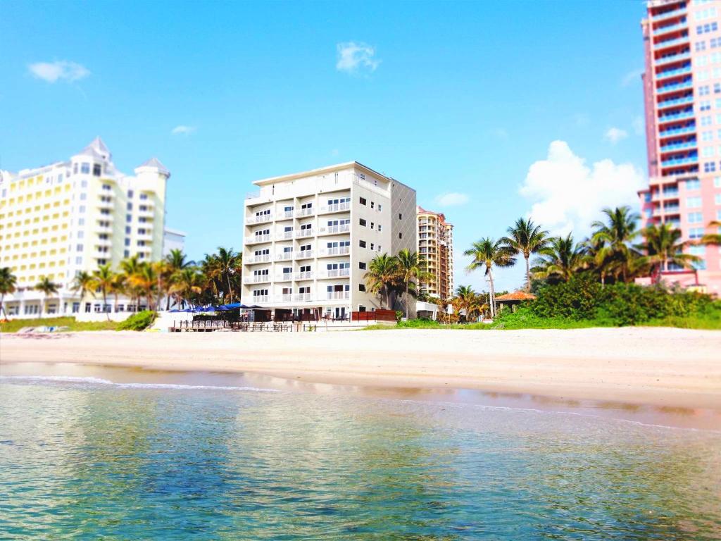 hotels with balcony in Fort Lauderdale Bonnet House Museum  Gardens