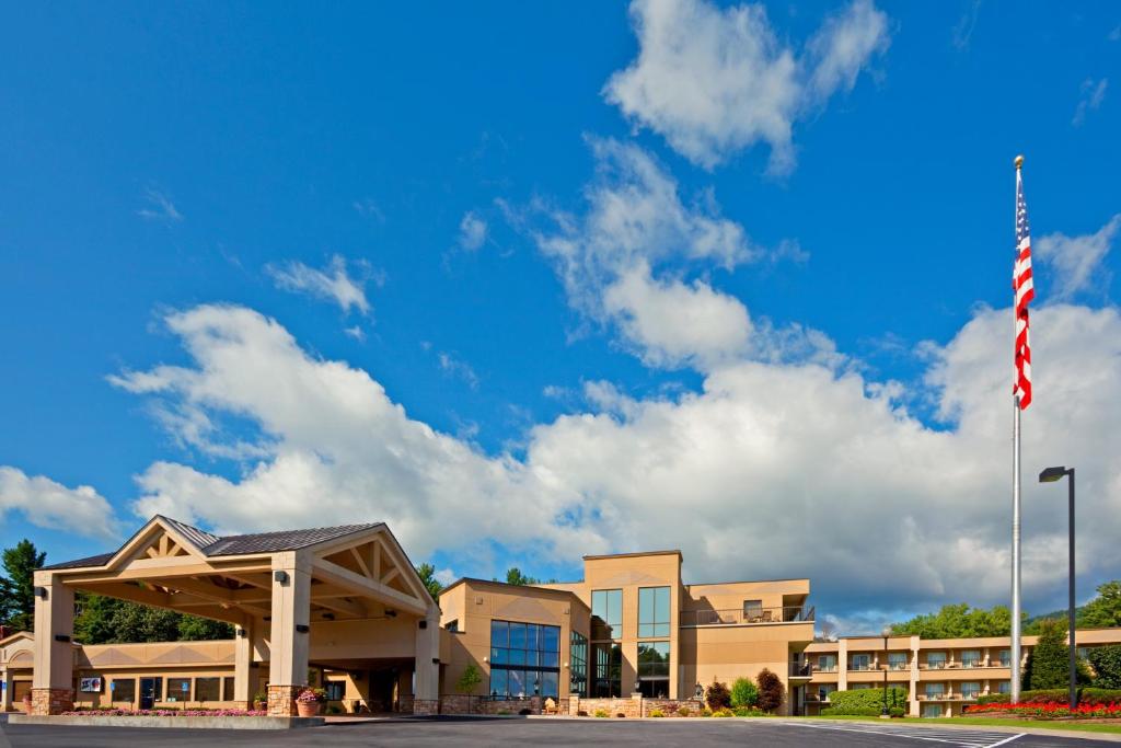 hotels with balcony in Lake George