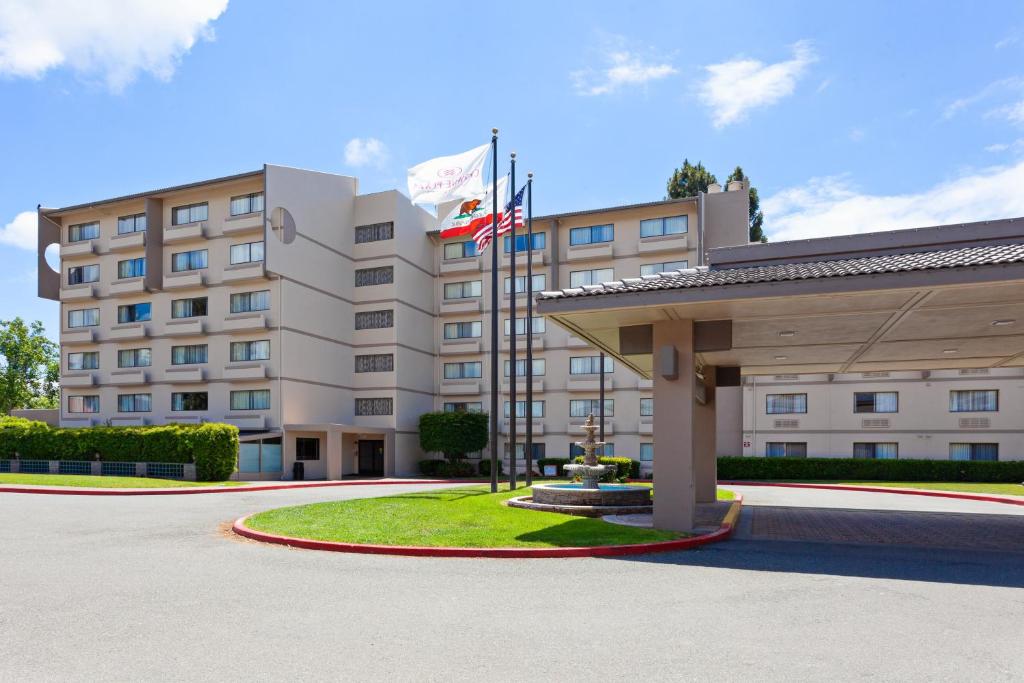 hotels with balcony in Oakland