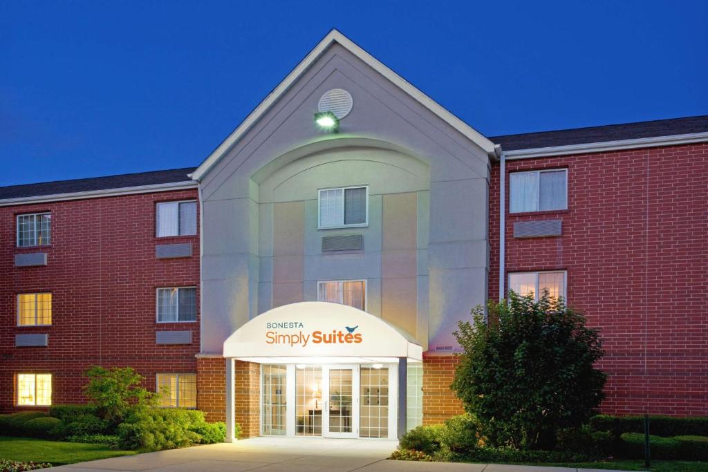 hotels with balcony in Naperville