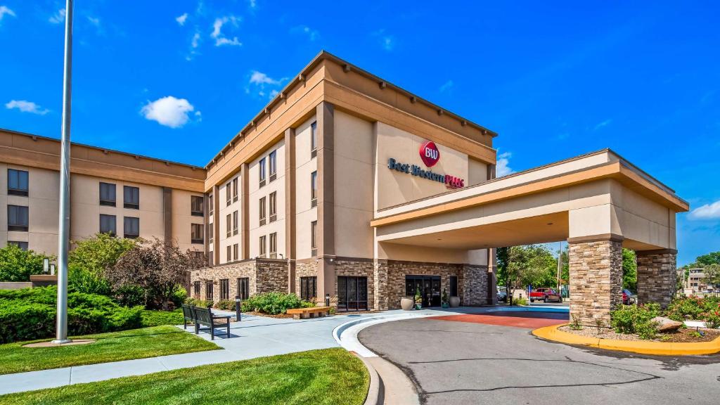 hotels with balcony in Wichita