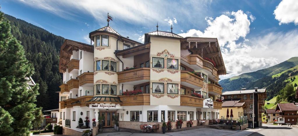 hotels with balcony in Tux