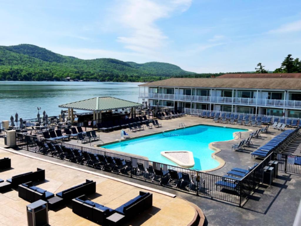 hotels with balcony in Lake George