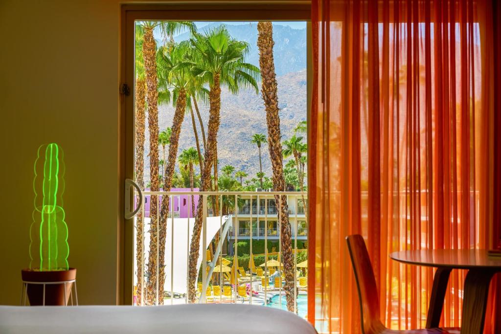 hotels with balcony in Palm Springs Indian Canyons