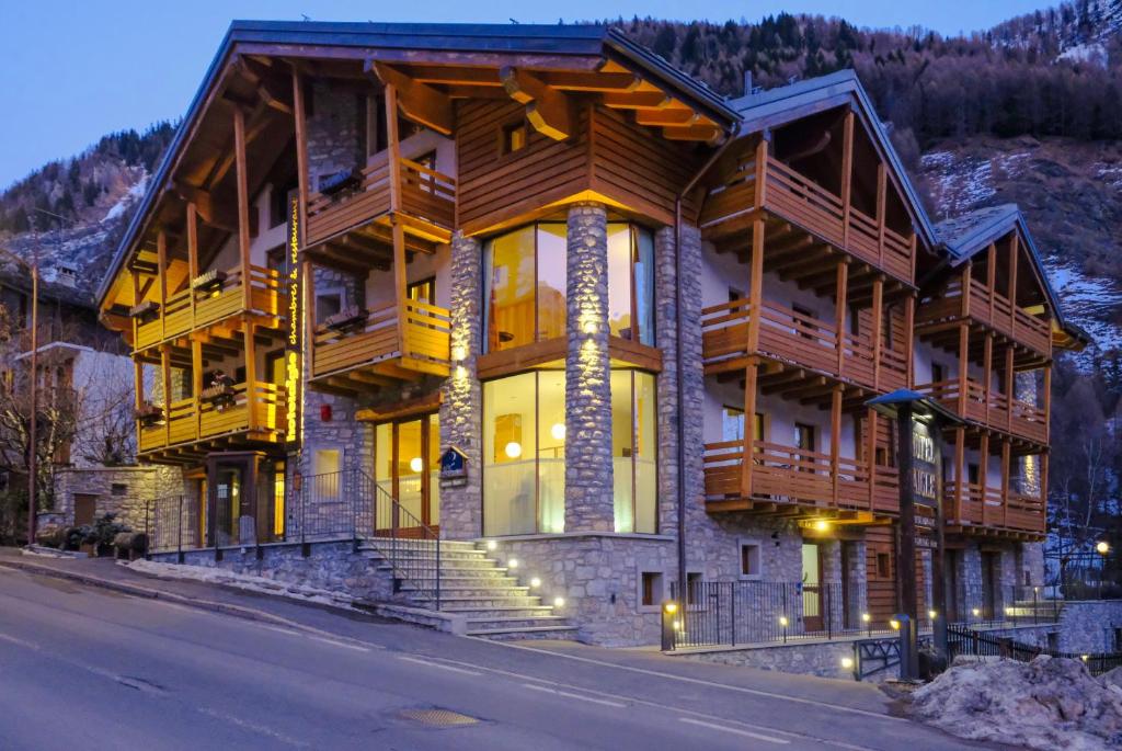 hotels with balcony in Courmayeur