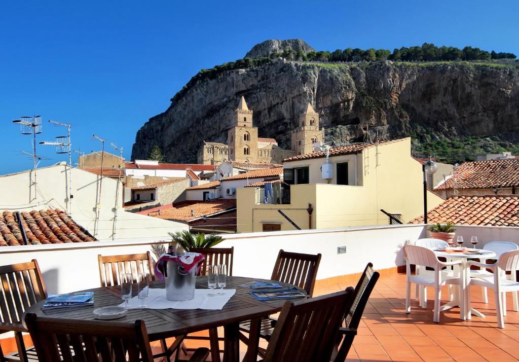 hotels with balcony in Cefalu