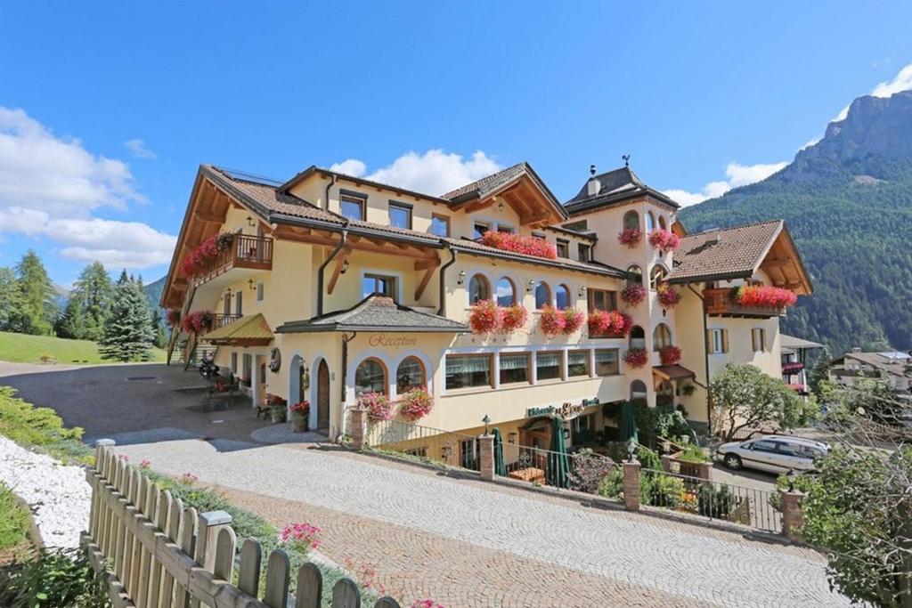 hotels with balcony in Val Di Fassa