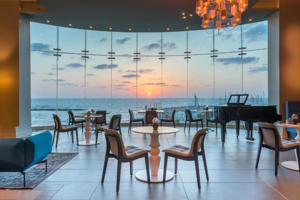 hotels with balcony in Tel Aviv